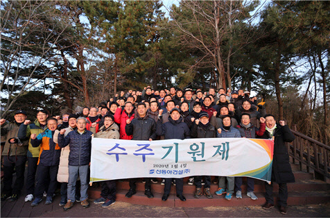 신동아 건설 임직원들이 지난 4일 강원도 양양군 현남면에 위치한 죽도정에서 수주 기원제 후 기념 사진을 찍고 있다.<신동아건설 제공>